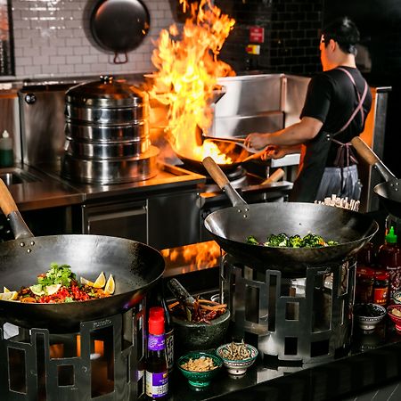 Qt Queenstown Luaran gambar A wok being used in a restaurant kitchen