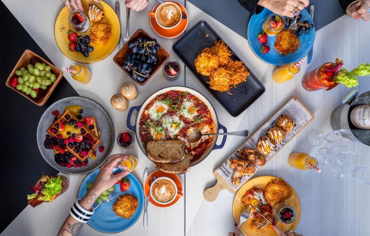 Qt Queenstown Luaran gambar A breakfast buffet at a hotel