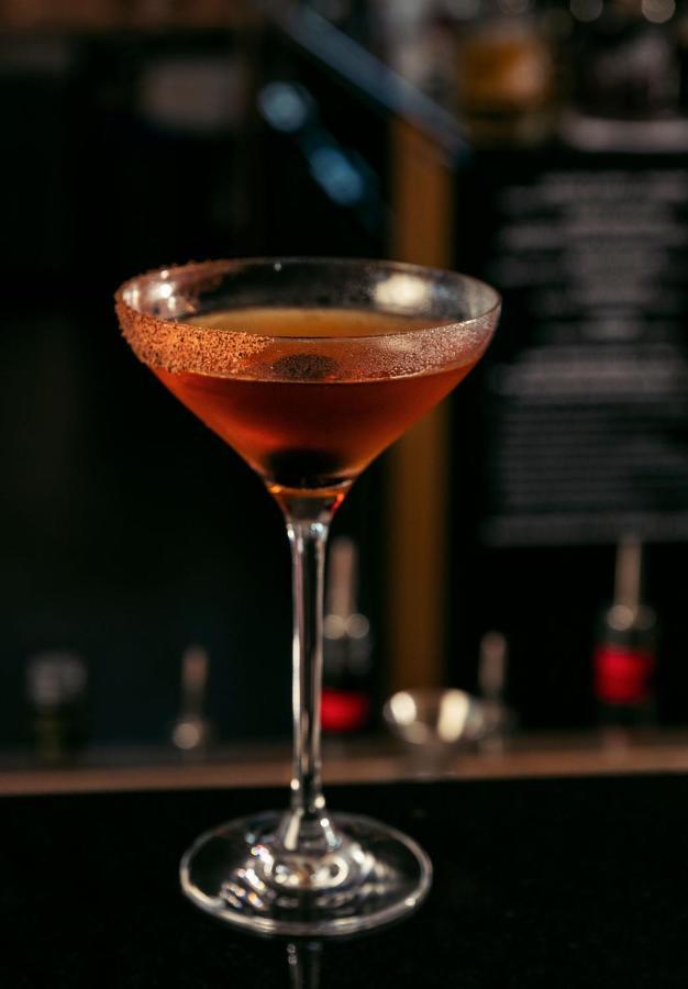 Qt Queenstown Luaran gambar A Manhattan cocktail
