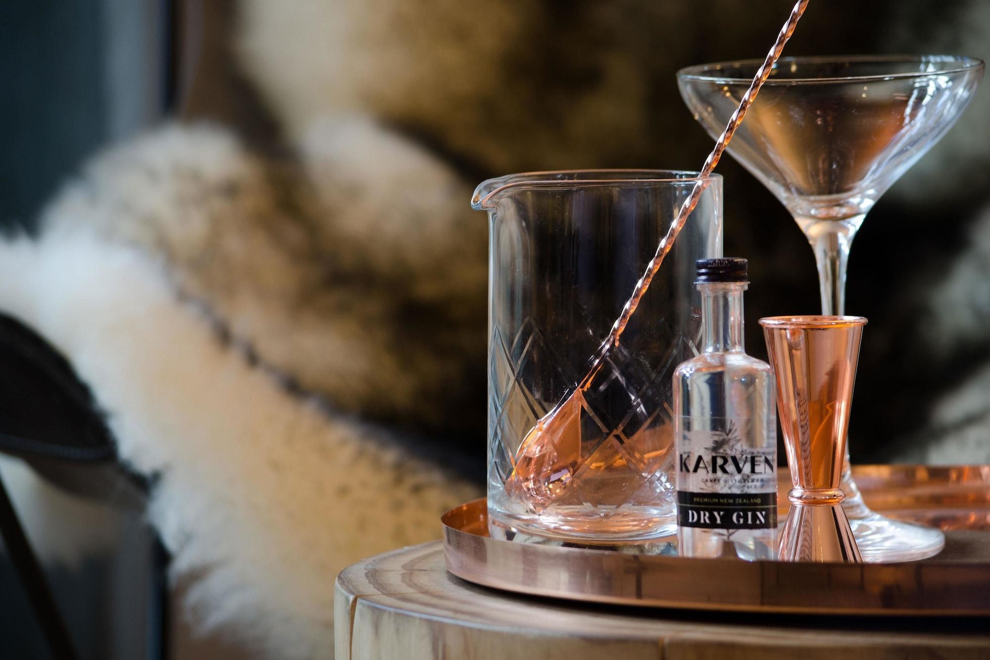 Qt Queenstown Luaran gambar A dry martini being stirred