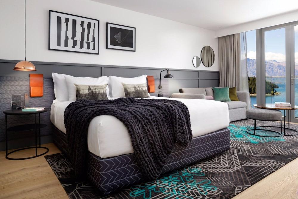 Qt Queenstown Luaran gambar A bedroom at the hotel