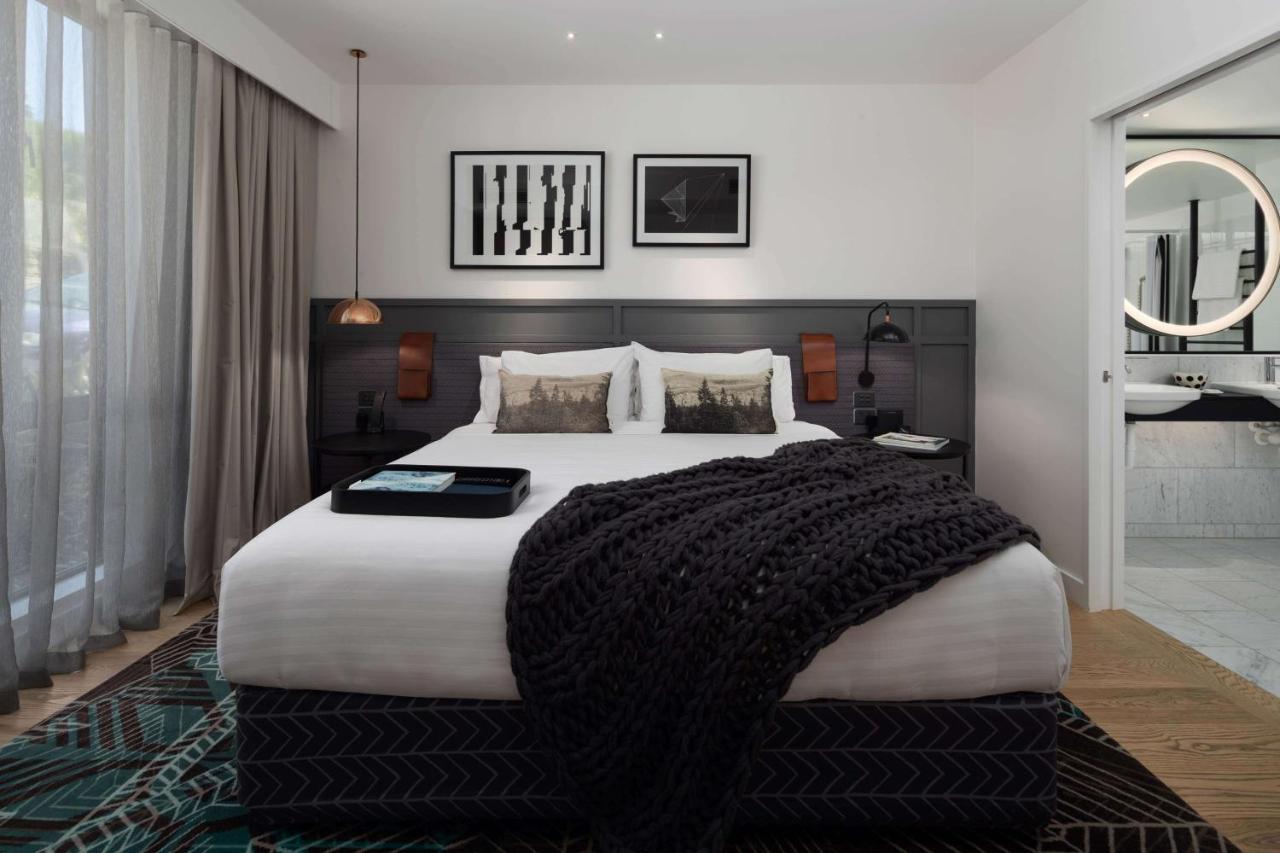 Qt Queenstown Luaran gambar A bedroom at the hotel
