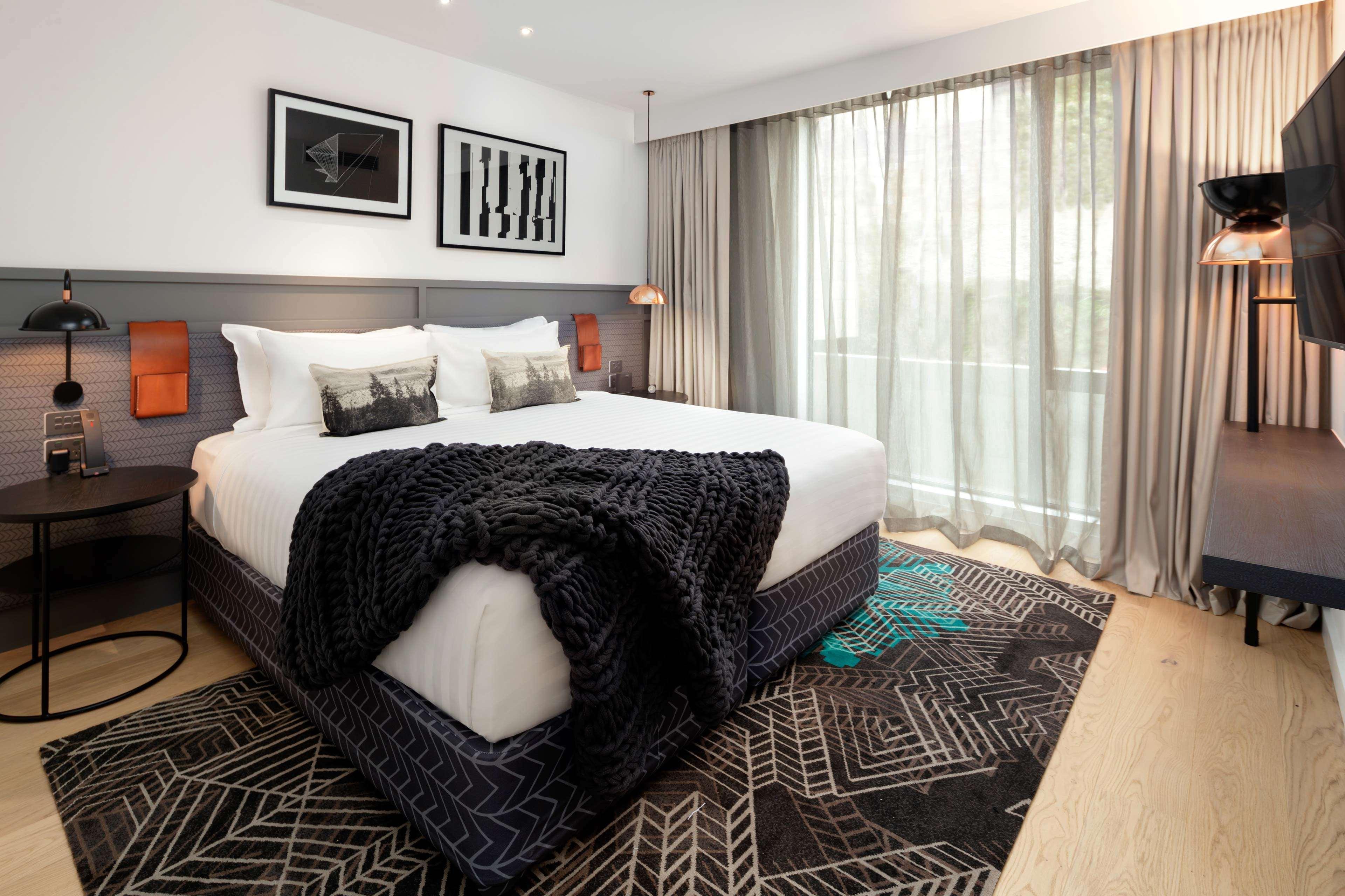 Qt Queenstown Luaran gambar A bedroom at the hotel