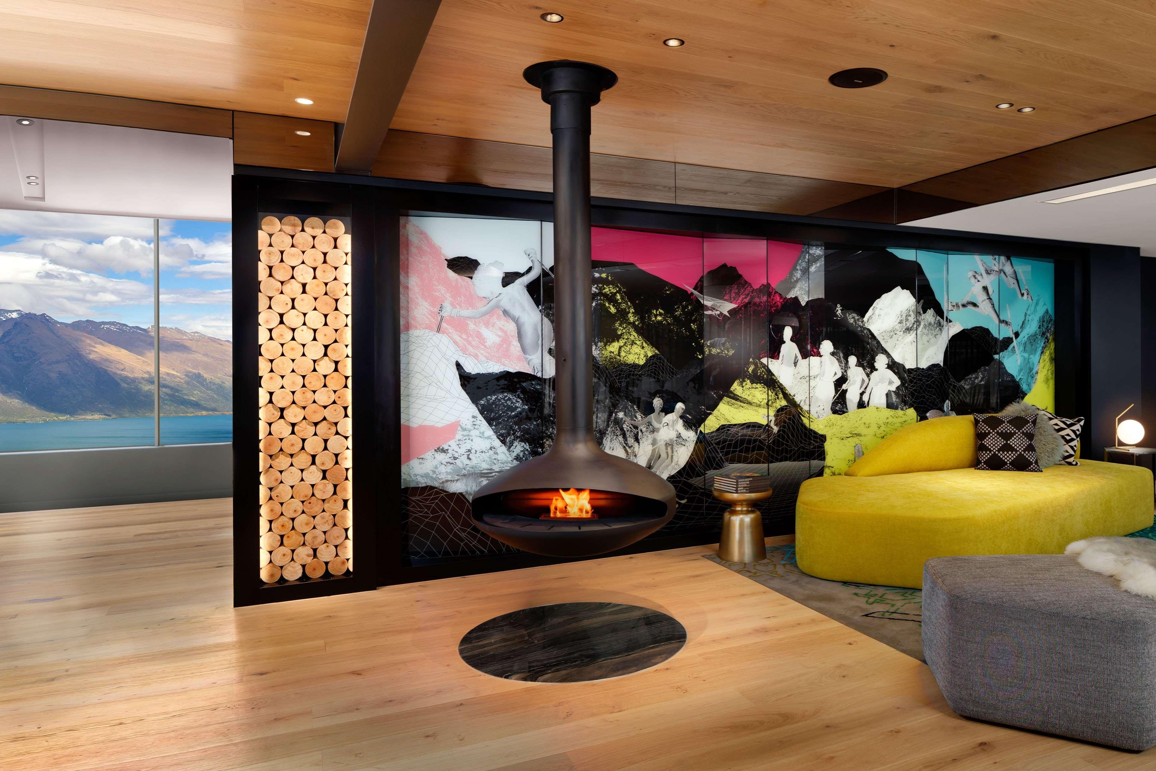 Qt Queenstown Luaran gambar A suspended fireplace