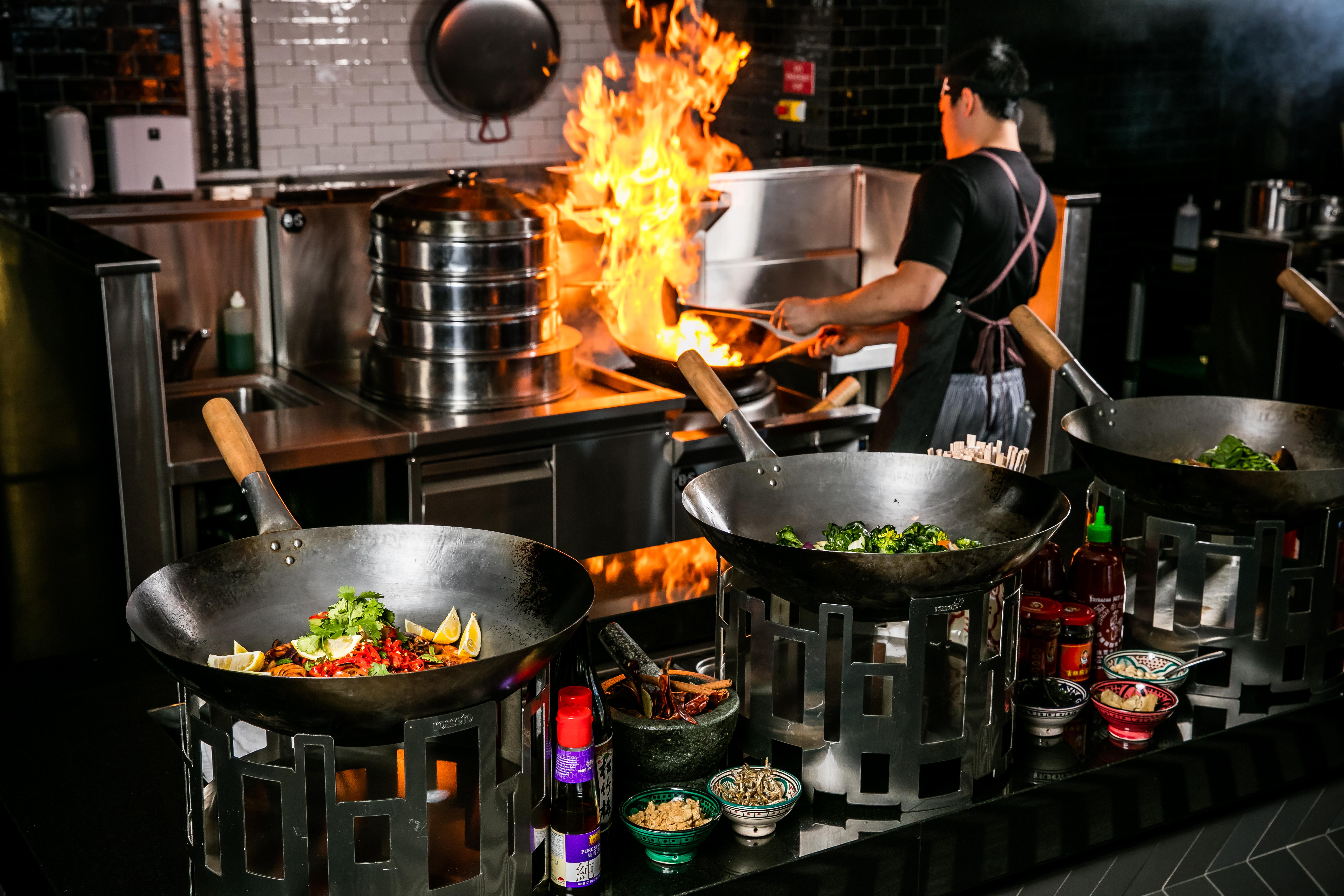 Qt Queenstown Luaran gambar A wok being used in a restaurant kitchen
